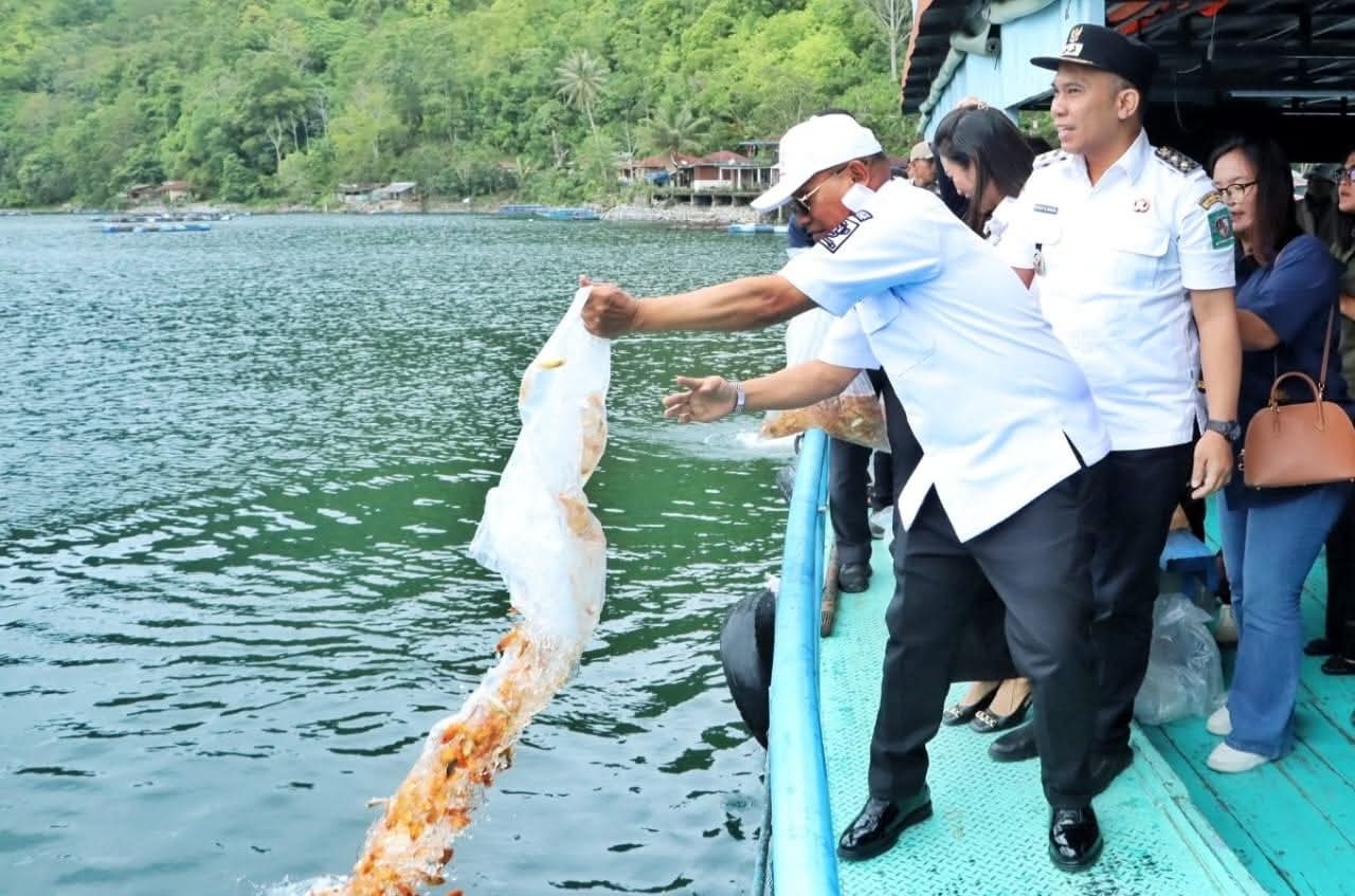 Bupati Simalungun Anton Achmad Saragih bersama jajaran menebar benih ikan di perairan Danau Toba, Nagori Sibaganding.