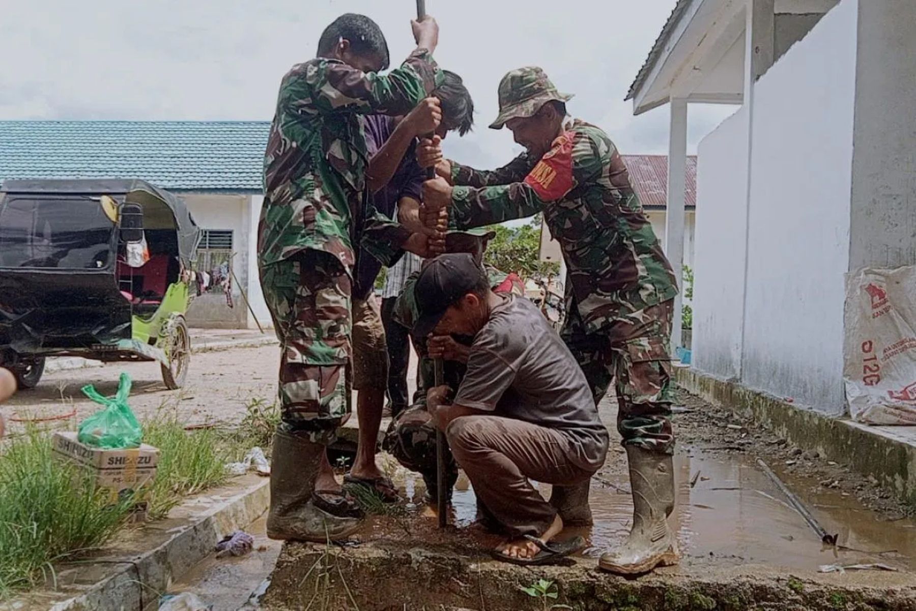 Satgas Gulbencal Kodam I/Bukit Barisan bersama warga membuat sumur bor di SMA Negeri 1 Tukka, Tapteng, untuk memenuhi kebutuhan air bersih.