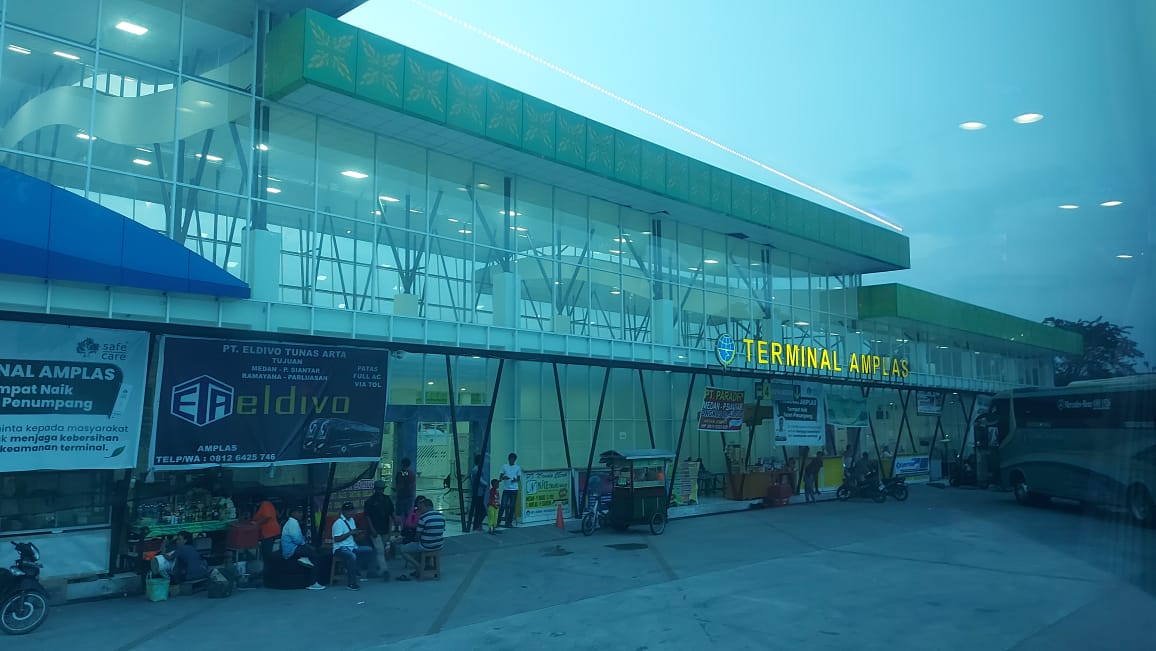 Suasana Terminal Tipe A Medan Amplas, di mana sejumlah loket travel belum melayani penumpang menuju Tapteng, Taput, dan Sibolga pascabanjir.