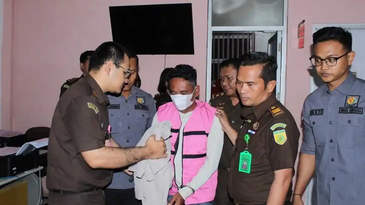 Tersangka kasus dugaan korupsi dana peremajaan perkebunan kelapa sawit diamankan petugas Kejaksaan Negeri Mandailing Natal.