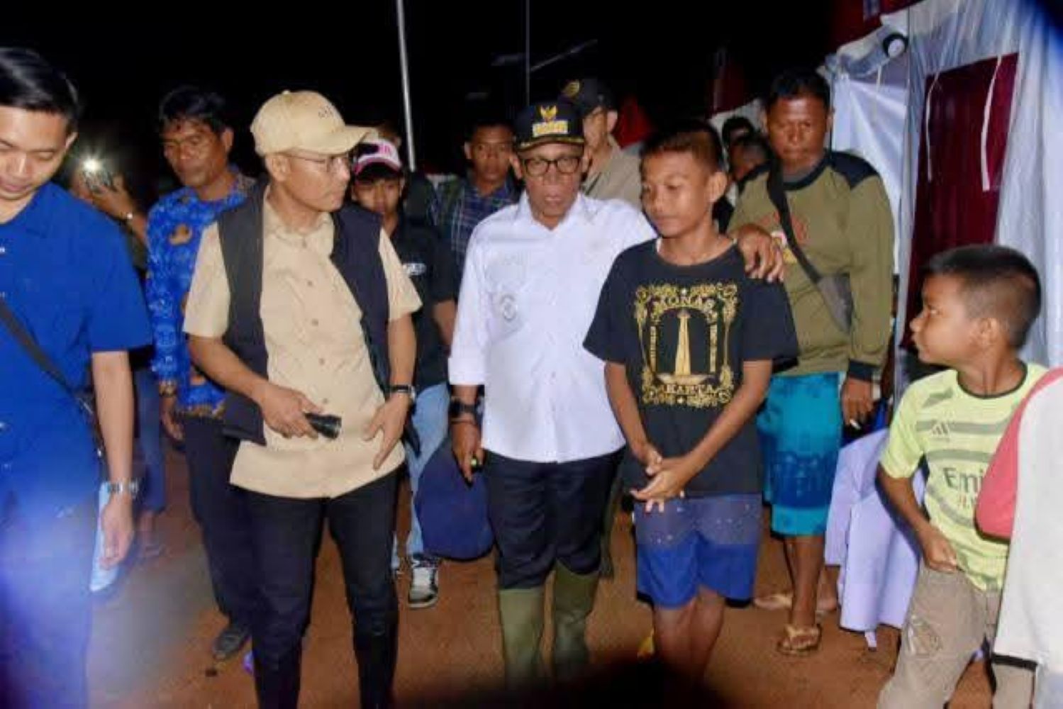 Wakil Kepala BP TASKIN, Iwan Sumule, didampingi Bupati Tapteng Masinton Pasaribu, meninjau rumah korban banjir dan longsor di pengungsian Tukka.