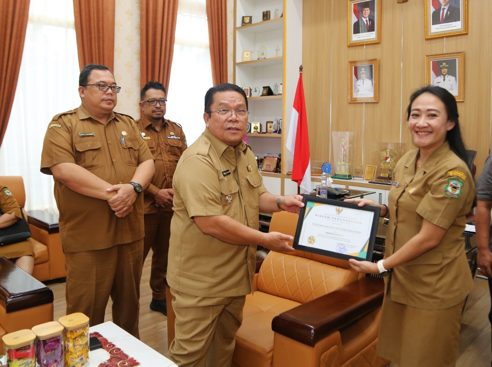 Wali Kota Pematangsiantar Wesly Silalahi menyerahkan piagam penghargaan kepada Puskesmas terbaik hasil penilaian pelayanan publik tahun 2025.