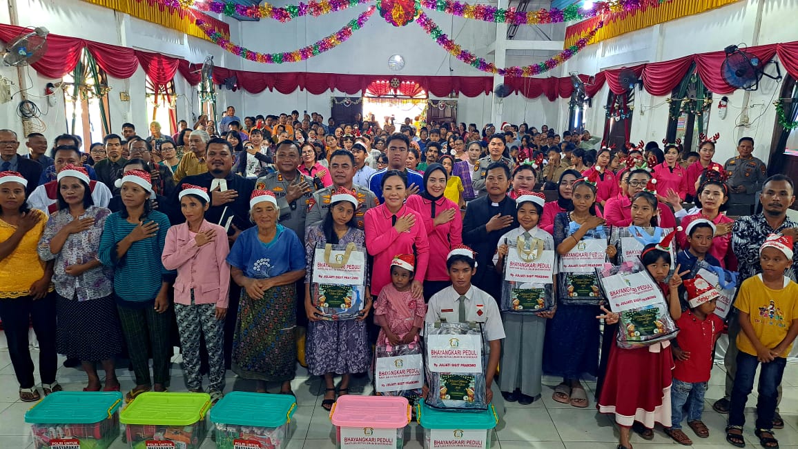 Kapolda Sumut dan Kapolres Tapsel dalam perayaan Oikumene di HKBP Huta Godang, Kecamatan Batangtoru, Kabupaten Tapsel, Sabtu (20/12/2025). (Samman/MetroDaily)