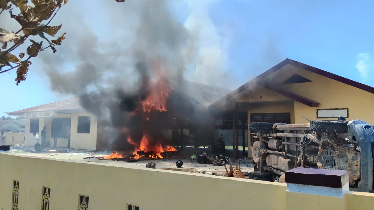 Markas Polsek Muara Batang Gadis, Madina mulai terbakar dan di halamannya terlihat mobil dinas terbalik, Sabtu (20/12/2025). (Ist)