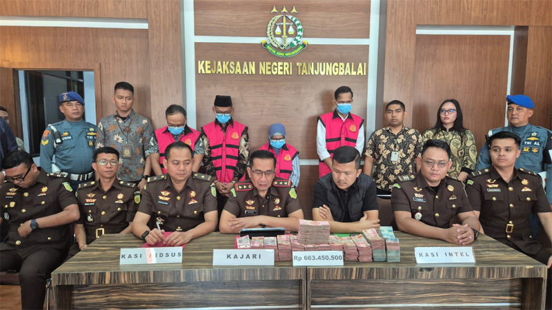 Para tersangka saat press release di Kantor Kejaksaan Negri Tanjungbalai, Jumat (19/12/25).