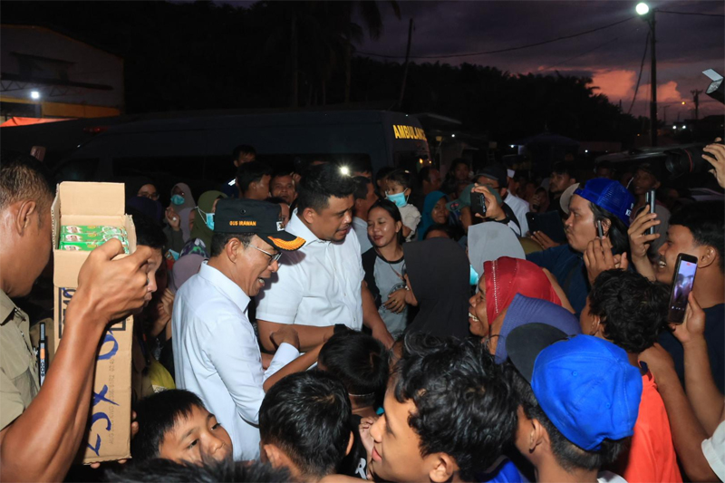 Gubernur Sumut Muhammad Bobby Afif Nasution bersama Bupati Tapsel H. Gus Irawan Pasaribu dan Kapolres Tapsel, AKBP Yon Edi Winara kunjungi posko pengungsi korban banjir bandang.