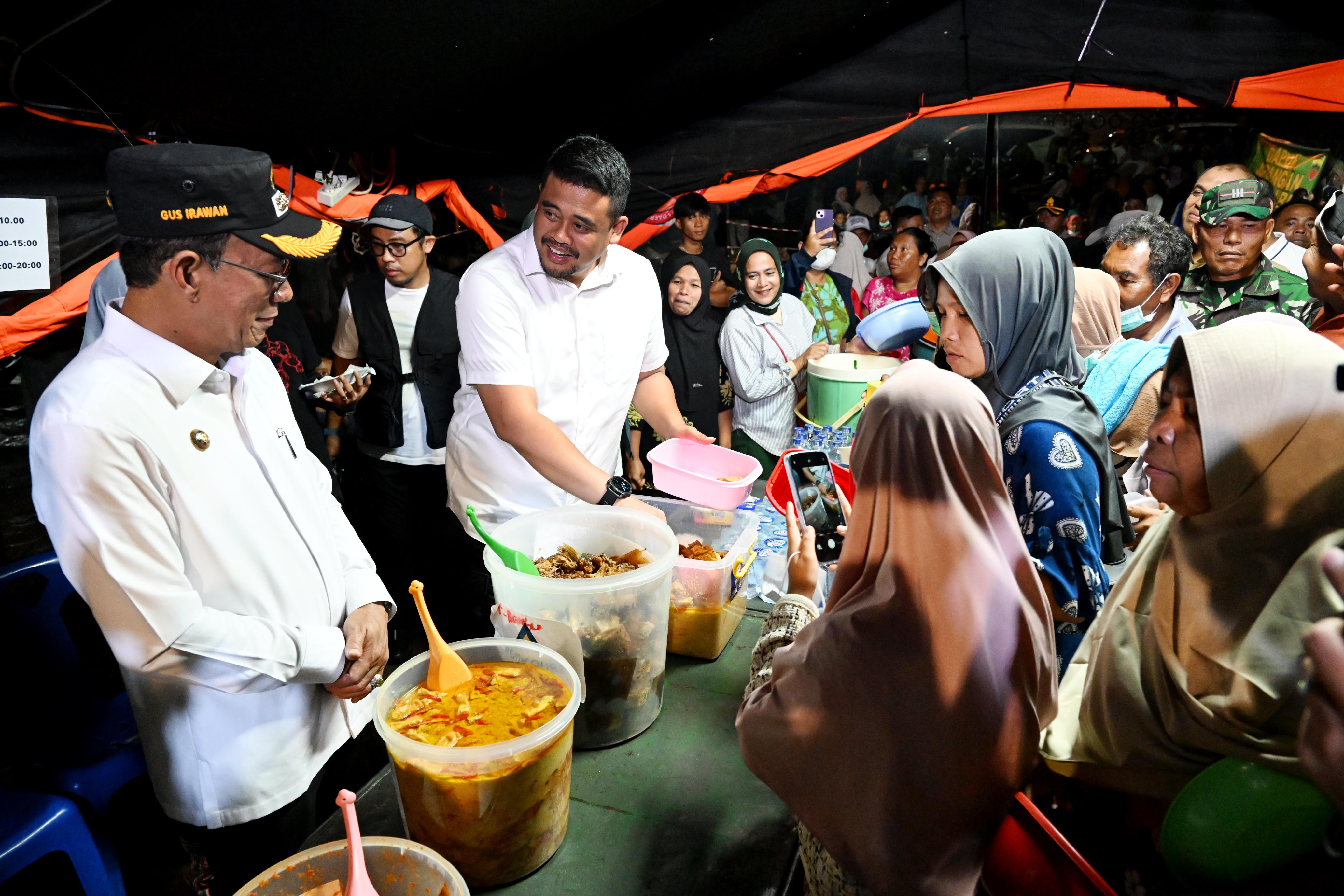 Gubernur Sumatera Utara Bobby Afif Nasution bersama Bupati Tapanuli Selatan Gus Irawan Pasaribu dan jajaran OPD meninjau pengungsi banjir bandang di Posko Batuhula, Kecamatan Batangtoru, Jumat (19/12)