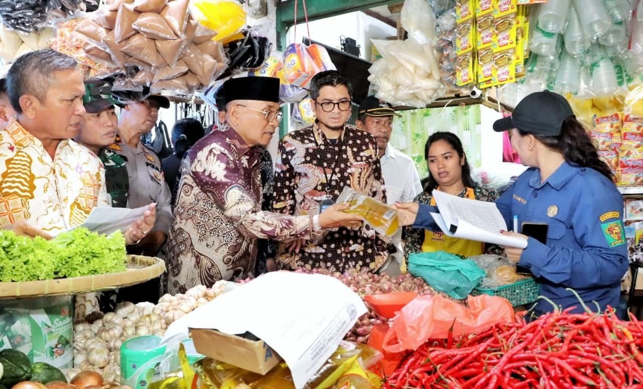 Bupati Simalungun Anton Ahmad Saragih memimpin sidak Pasar Tanah Jawa untuk memastikan stabilitas harga dan pasokan kebutuhan pokok.
