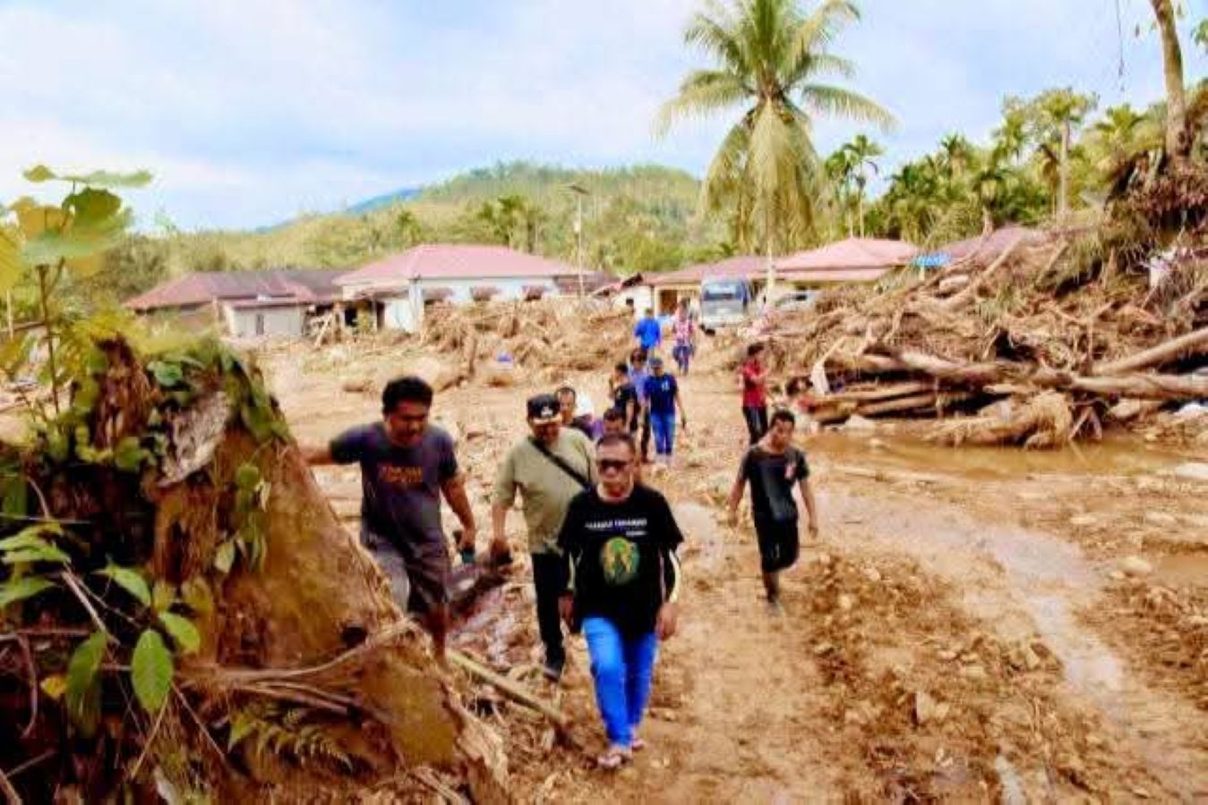 Bupati Tapanuli Tengah Masinton Pasaribu meninjau proses normalisasi Sungai Aek Godang di Sigotom, Sabtu (20122025), sebagai bagian dari percepatan penanganan pascabencana.