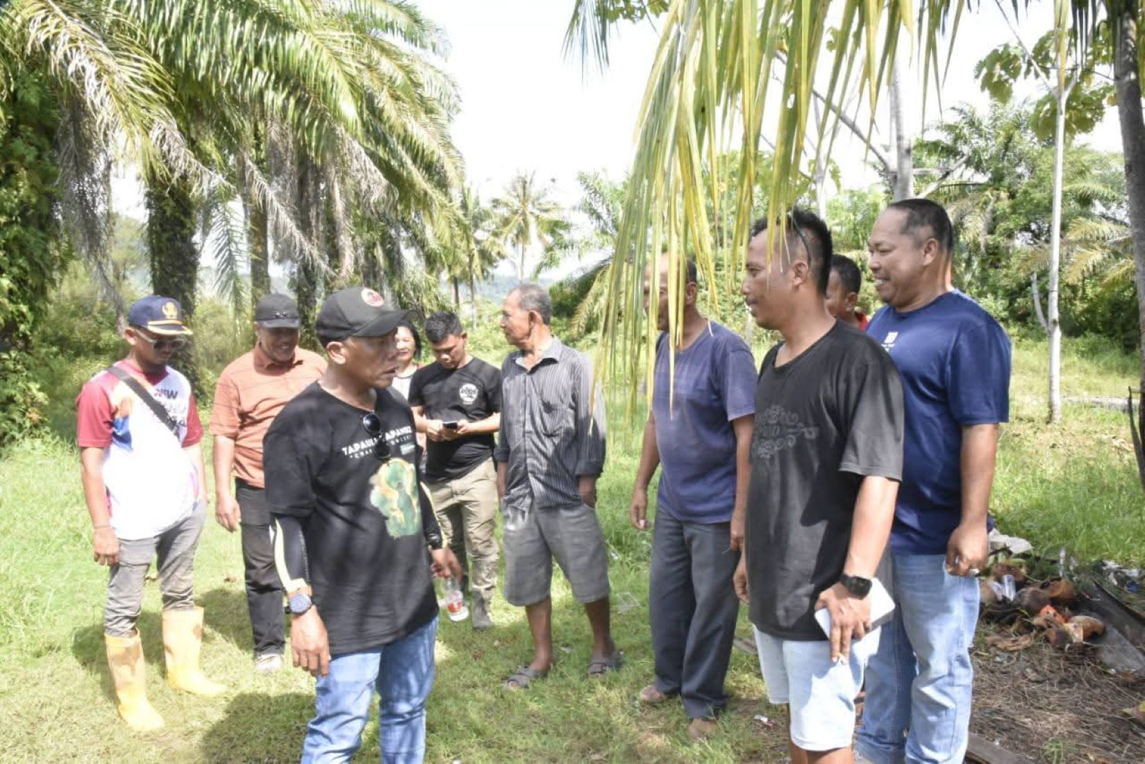 Bupati Tapanuli Tengah Masinton Pasaribu meninjau lokasi rencana pembangunan hunian sementara bagi korban banjir dan longsor di Desa Aloban Bair, Kecamatan Tapian Nauli, Sabtu (20122025).