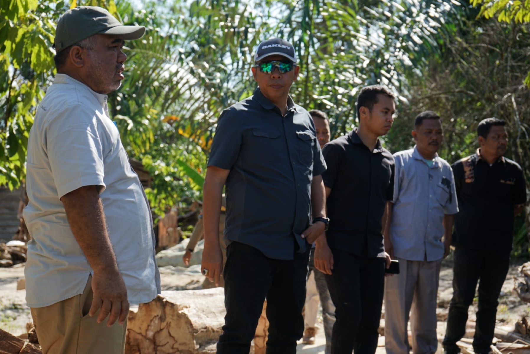 Bupati Tapanuli Utara Jonius Taripar Parsaoran Hutabarat didampingi Kepala Dinas PUTR Dalan Simanjuntak meninjau wilayah terdampak banjir di Kecamatan Purbatua, Sabtu (20122025).