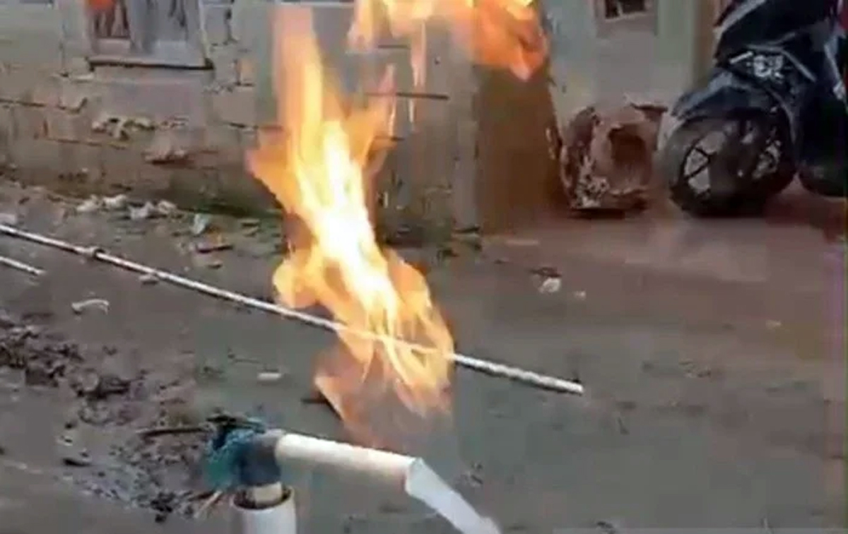 Fenomena air sumur bor yang sempat terbakar di Dusun Mabang, Tapanuli Selatan, diduga akibat kandungan gas di bawah permukaan tanah pascabanjir bandang.