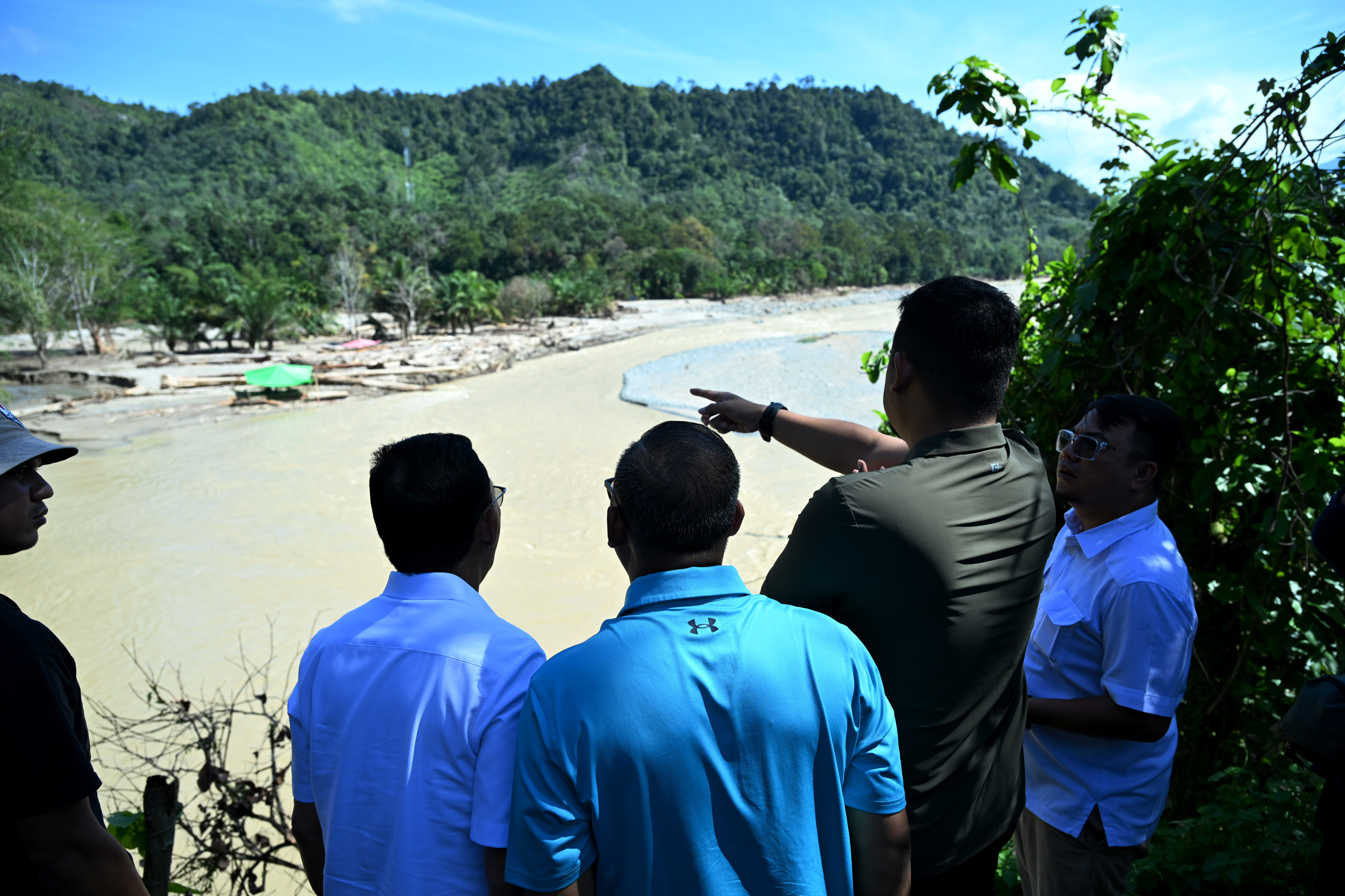 Gubernur Sumatera Utara Bobby Afif Nasution bersama Bupati Tapanuli Selatan Gus Irawan Pasaribu meninjau lokasi rencana hunian tetap di Kebun Hapesong, Tapsel, Sabtu (20/12/2025).