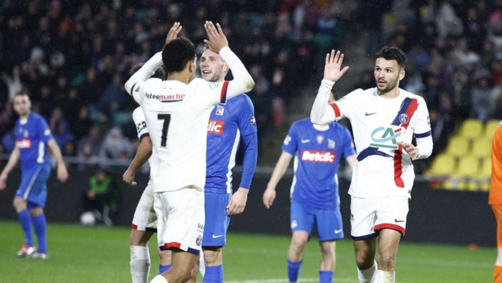 Goncalo Ramos merayakan golnya bersama pemain PSG dalam kemenangan 4-0 atas Vendee Fontenay Foot di Coupe de France.