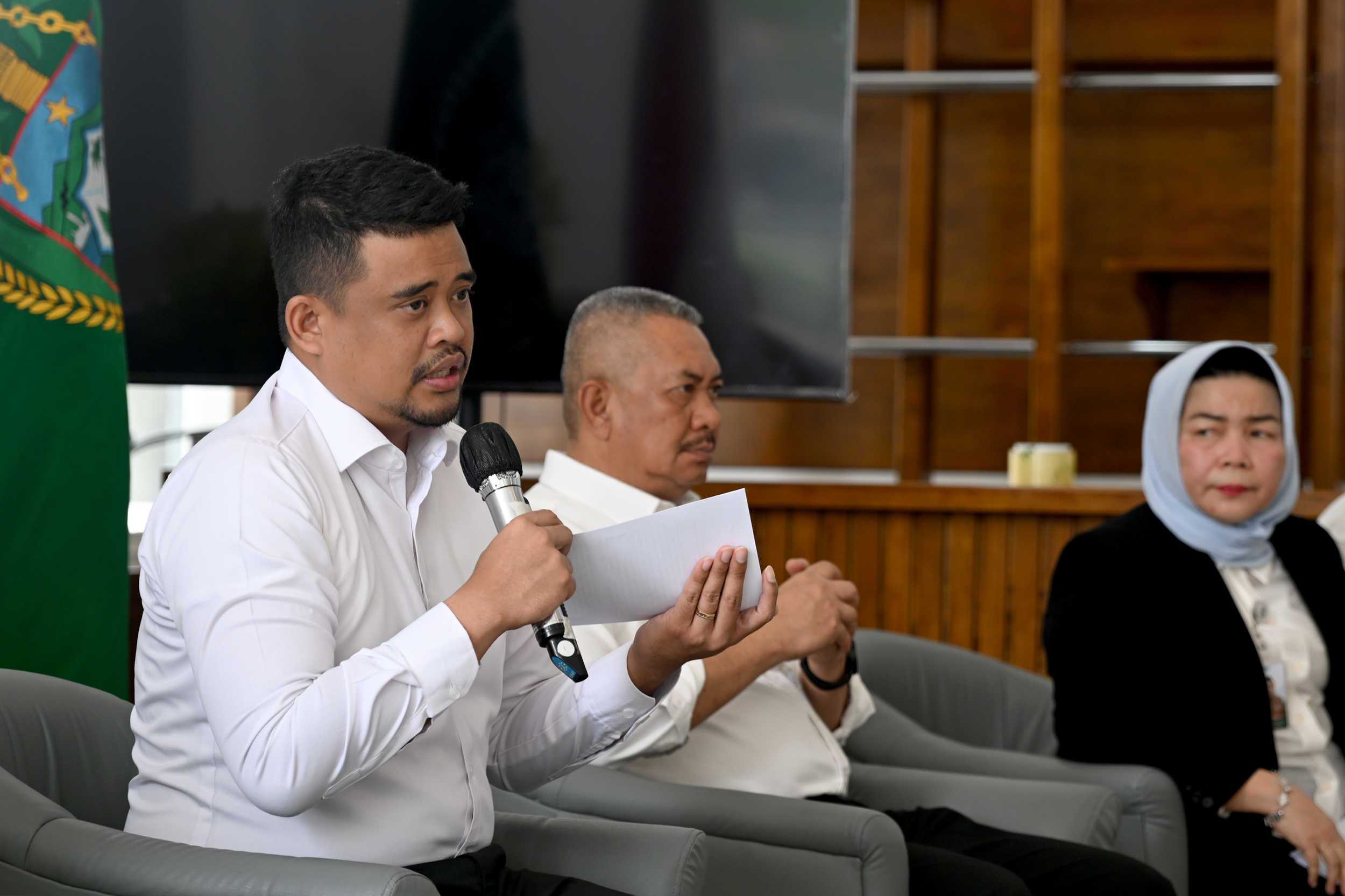 Gubernur Sumatera Utara Bobby Nasution didampingi Wakil Gubernur Surya dan jajaran Pemprov Sumut saat temu pers penetapan UMP Sumut 2026 di Kantor Gubernur, Medan.