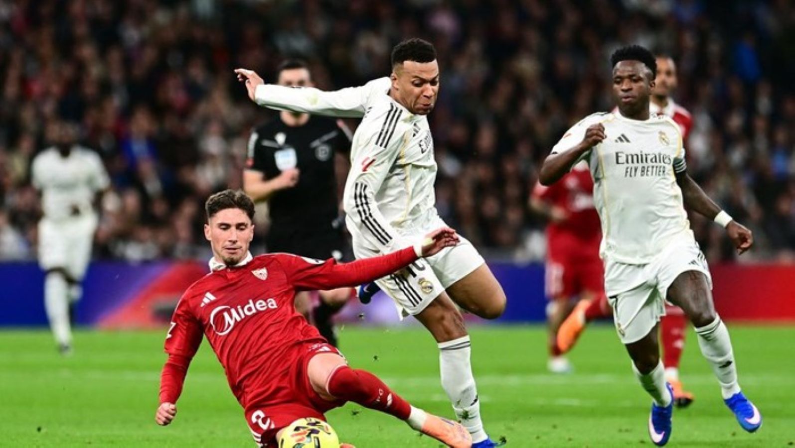 Jude Bellingham mencetak gol pembuka Real Madrid saat menundukkan Sevilla 2-0 di Santiago Bernabeu pada lanjutan LaLiga 2025/2026.