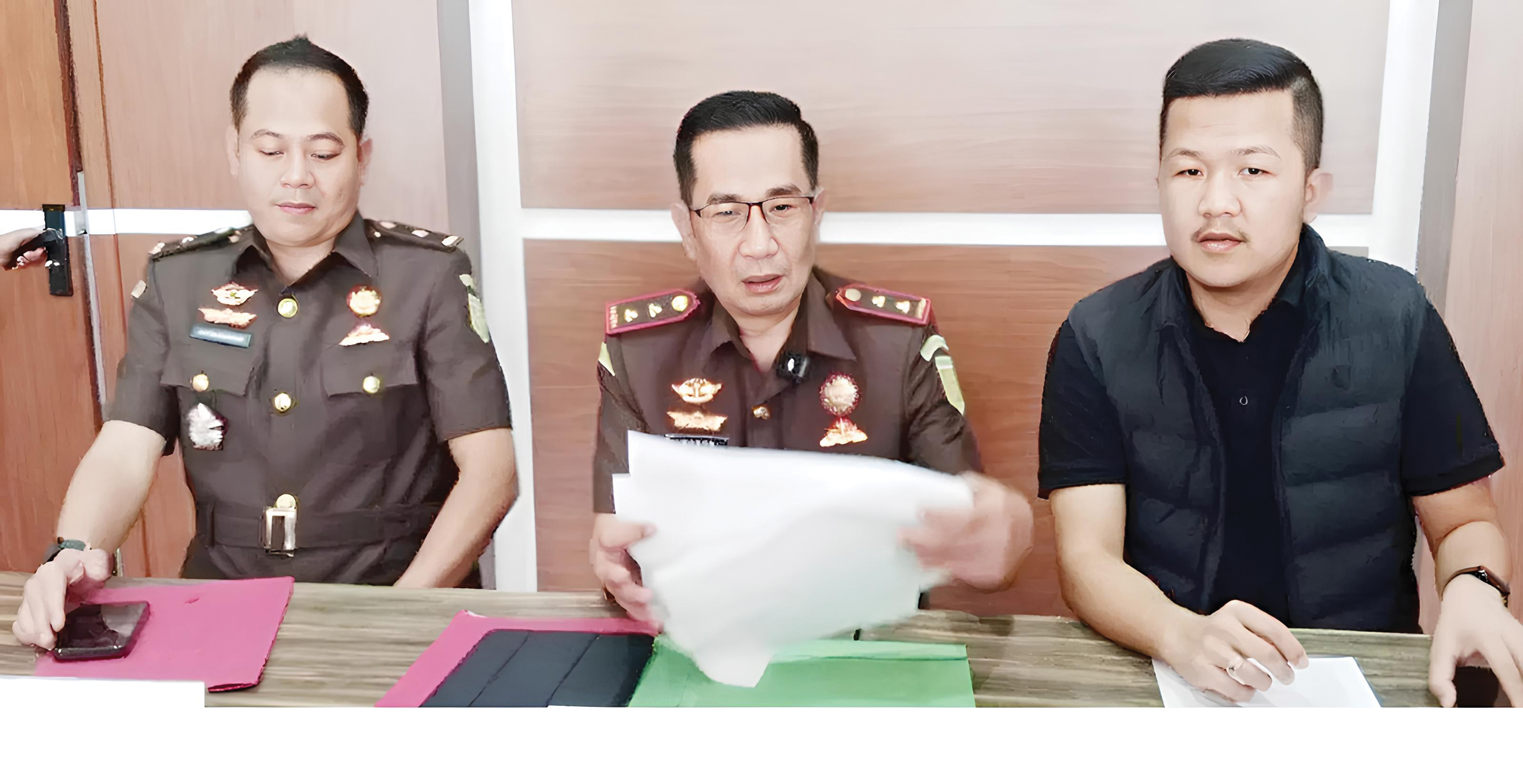 Kepala Kejaksaan Negeri Tanjungbalai, Bobon Robiana, saat menyampaikan capaian kinerja Kejari Tanjungbalai Tahun Anggaran 2025.