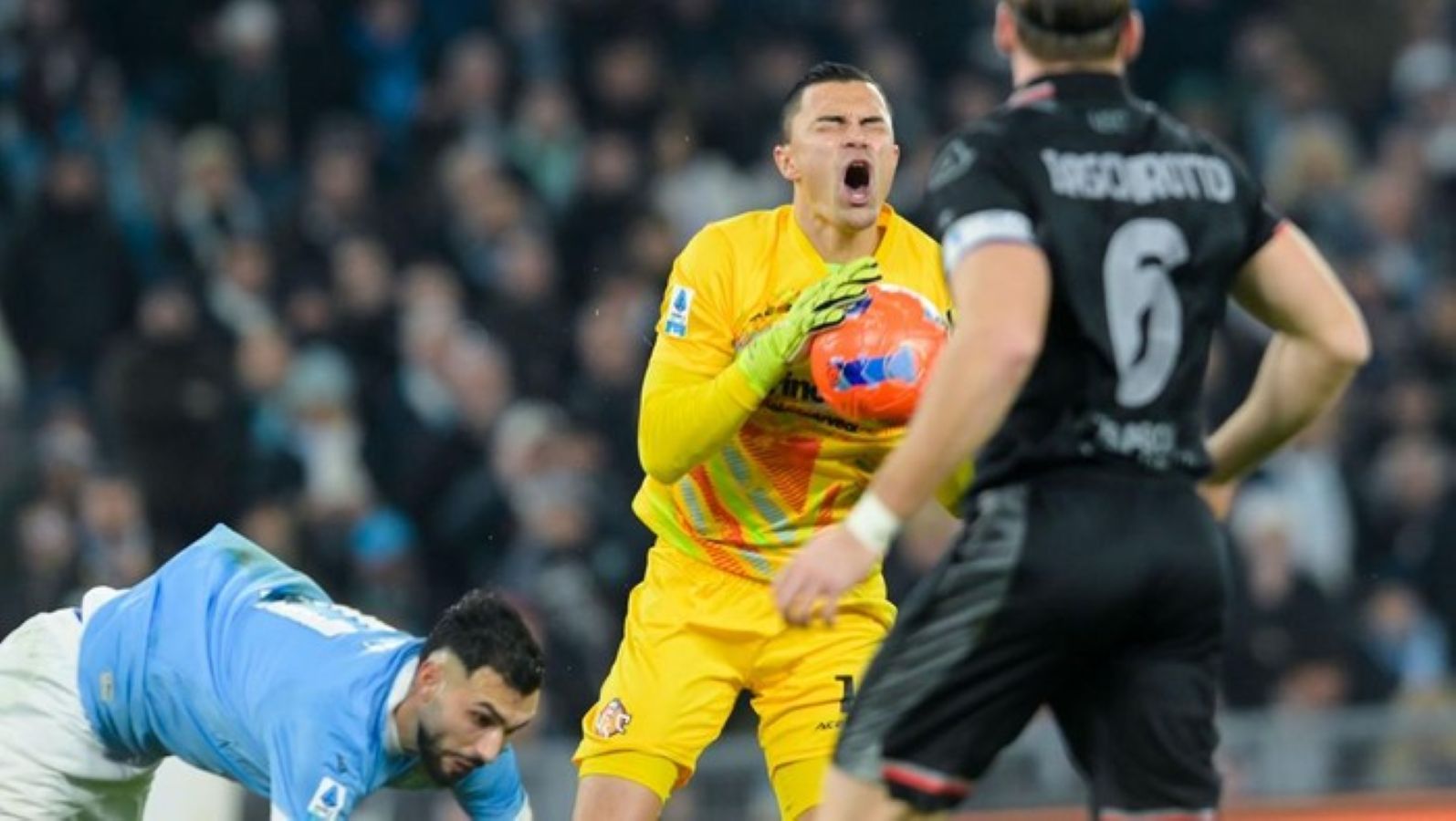 Kiper Cremonese Emil Audero Mulyadi menggagalkan peluang Lazio dalam laga Serie A di Stadion Olimpico.
