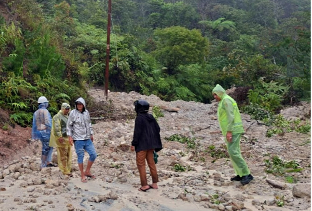 Material longsor menutup sebagian badan Jalan Lintas Sumatera di jalur Sipirok&ndash;Tarutung, Tapanuli Selatan, usai hujan deras mengguyur kawasan tersebut.