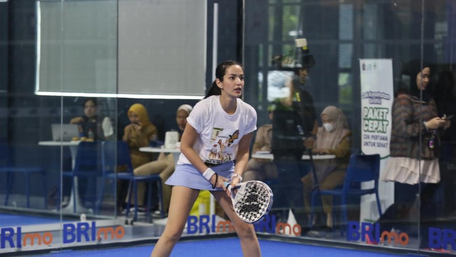 Nia Ramadhani beraksi di lapangan saat mengikuti turnamen padel Hari Ibu bersama komunitas Sahabat Kartini di Air Padel Antasari, Jakarta.