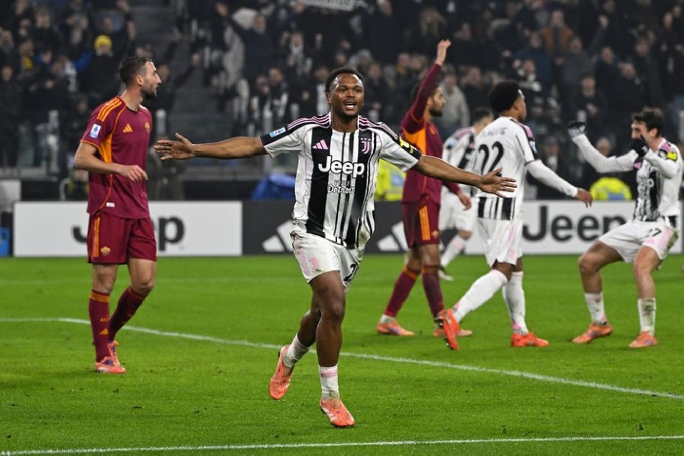 Pemain Juventus merayakan gol pembuka ke gawang AS Roma dalam laga Serie A di Allianz Stadium.