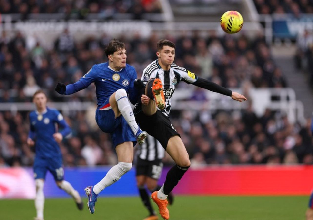 Pemain Newcastle United dan Chelsea berebut bola dalam laga pekan ke-17 Liga Inggris yang berakhir imbang 2-2 di St James&rsquo; Park.