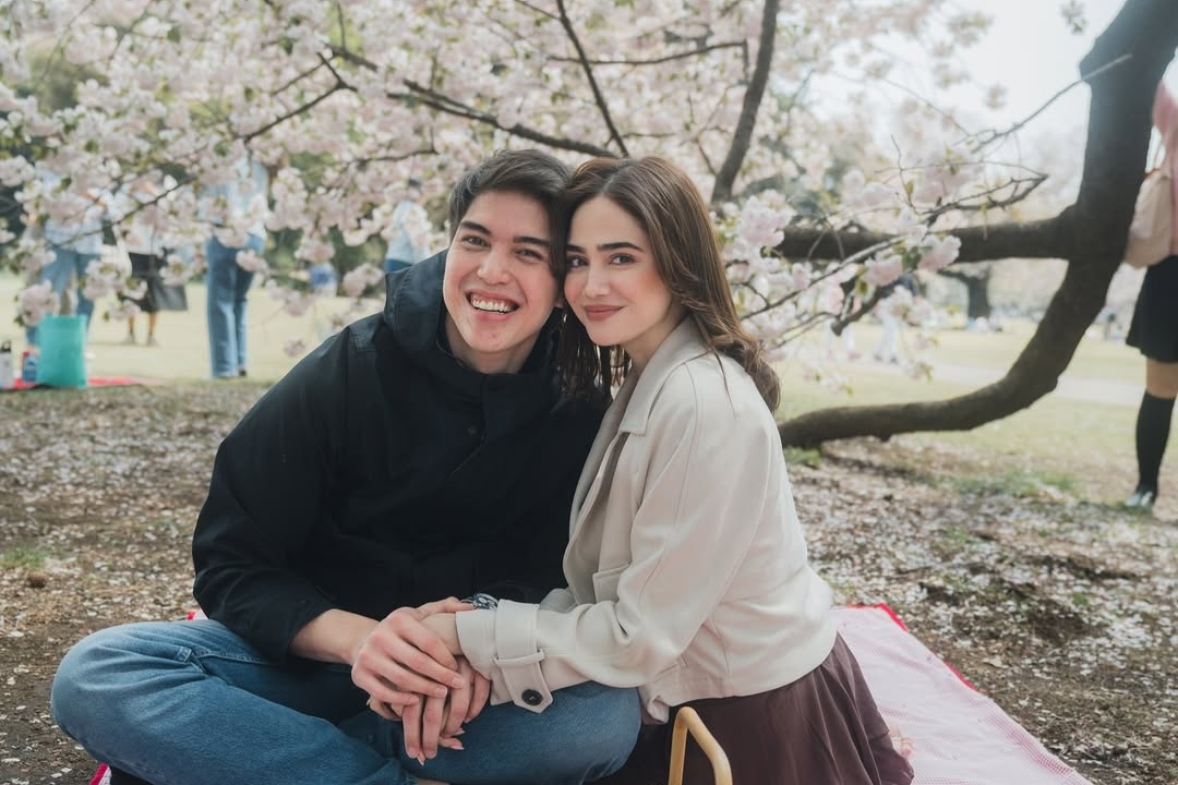 El Rumi dan Syifa Hadju berpose bersama usai lamaran romantis di Swiss pada Oktober 2025.