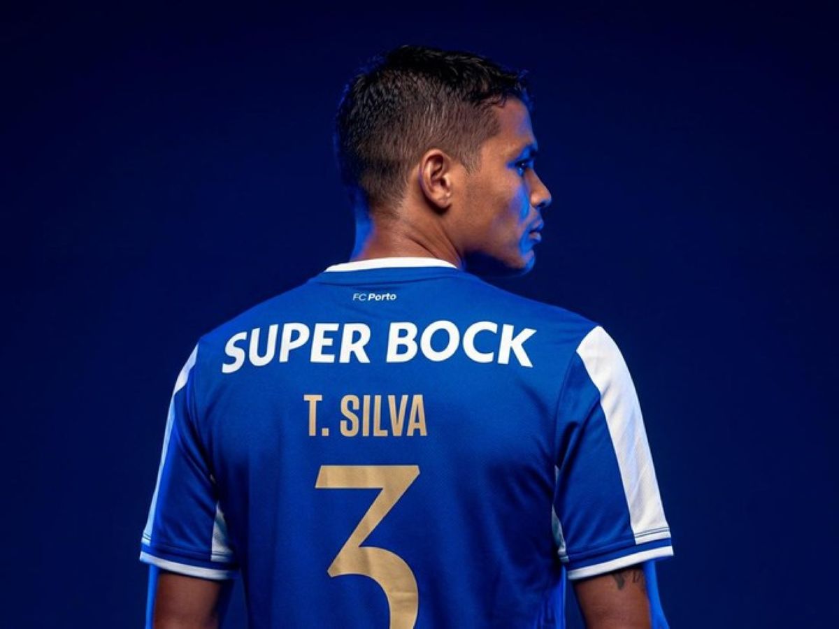 Thiago Silva berpose mengenakan jersey FC Porto usai diumumkan sebagai pemain anyar The Dragons untuk musim 2025/2026.