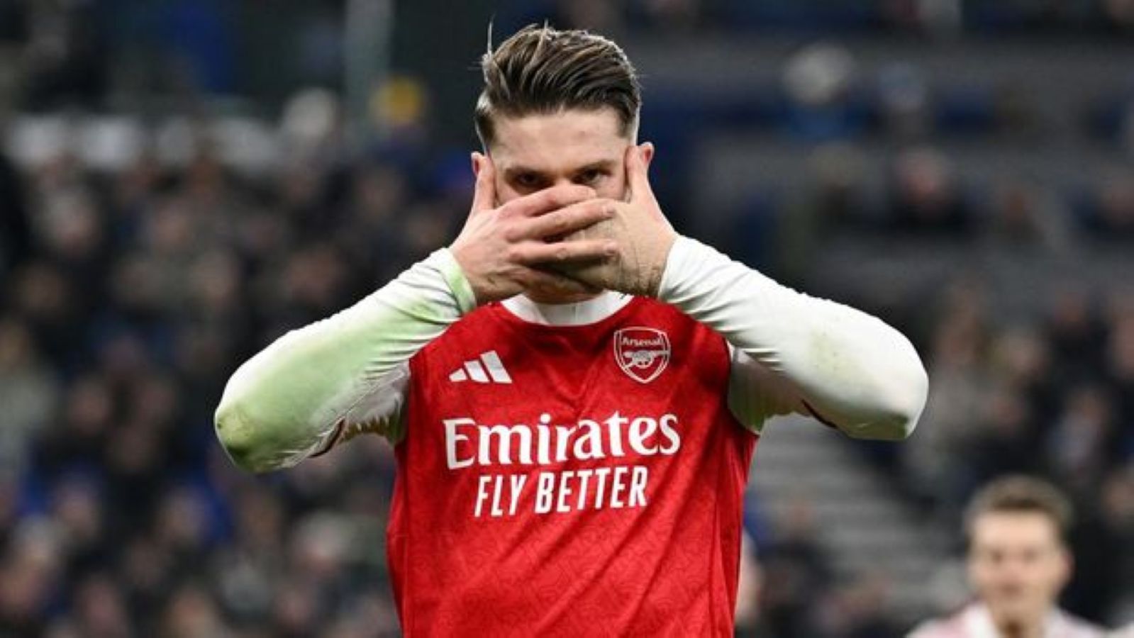 Viktor Gyokeres merayakan gol penalti yang memastikan kemenangan Arsenal atas Everton di Premier League.