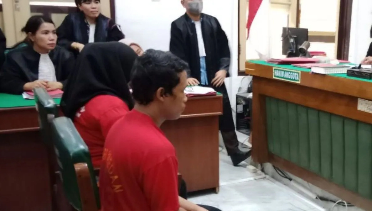 Dua terdakwa abang-adik, Reynaldi dan Najma Hamida, menjalani persidangan perkara pembuangan jasad bayi di Pengadilan Negeri Medan.