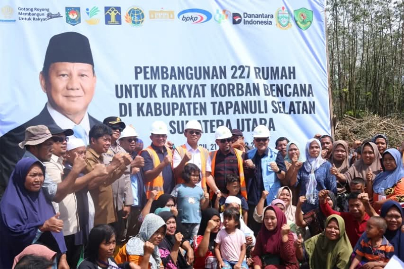 Bupati Tapsel H.Gus Irawan Pasaribu dan Dirjen TKPR Kementerian PKP, Brigjen Aziz Andriansyah bersamamasyarakat terdampak bencana.