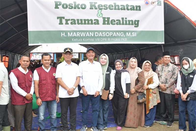 Bupati Tapsel, H.Gus Irawan Pasaribu dampingi Ketua Komisi VIII DPR RI Marwan Dasopang bersama BPKH RI salurkan paket bantuan kepada para pengungsi.