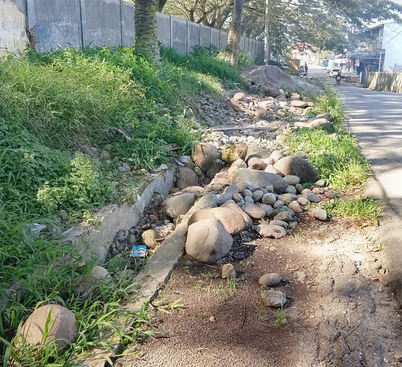 Warga Jalan Melati, Kelurahan Ujung Padang, Kota Padangsidimpuan keluhkan material batu dan pasir menutupi drainase pemicu banjir.