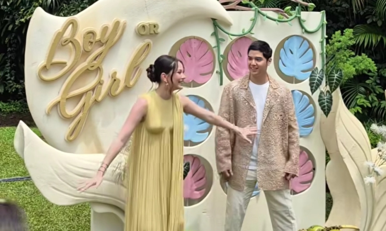 Al Ghazali dan Alyssa Daguise menunjukkan hasil gender reveal anak pertama mereka yang berjenis kelamin perempuan melalui momen sederhana yang dibagikan di Instagram, Minggu (21/12/2025).