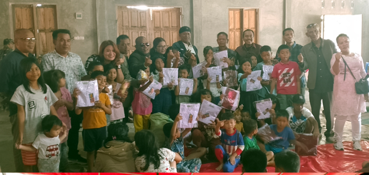 Aliansi Pers Humbahas menyalurkan seragam sekolah dan bingkisan Natal kepada anak-anak korban banjir dan longsor di Kabupaten Humbang Hasundutan, Minggu (21/12/2025).