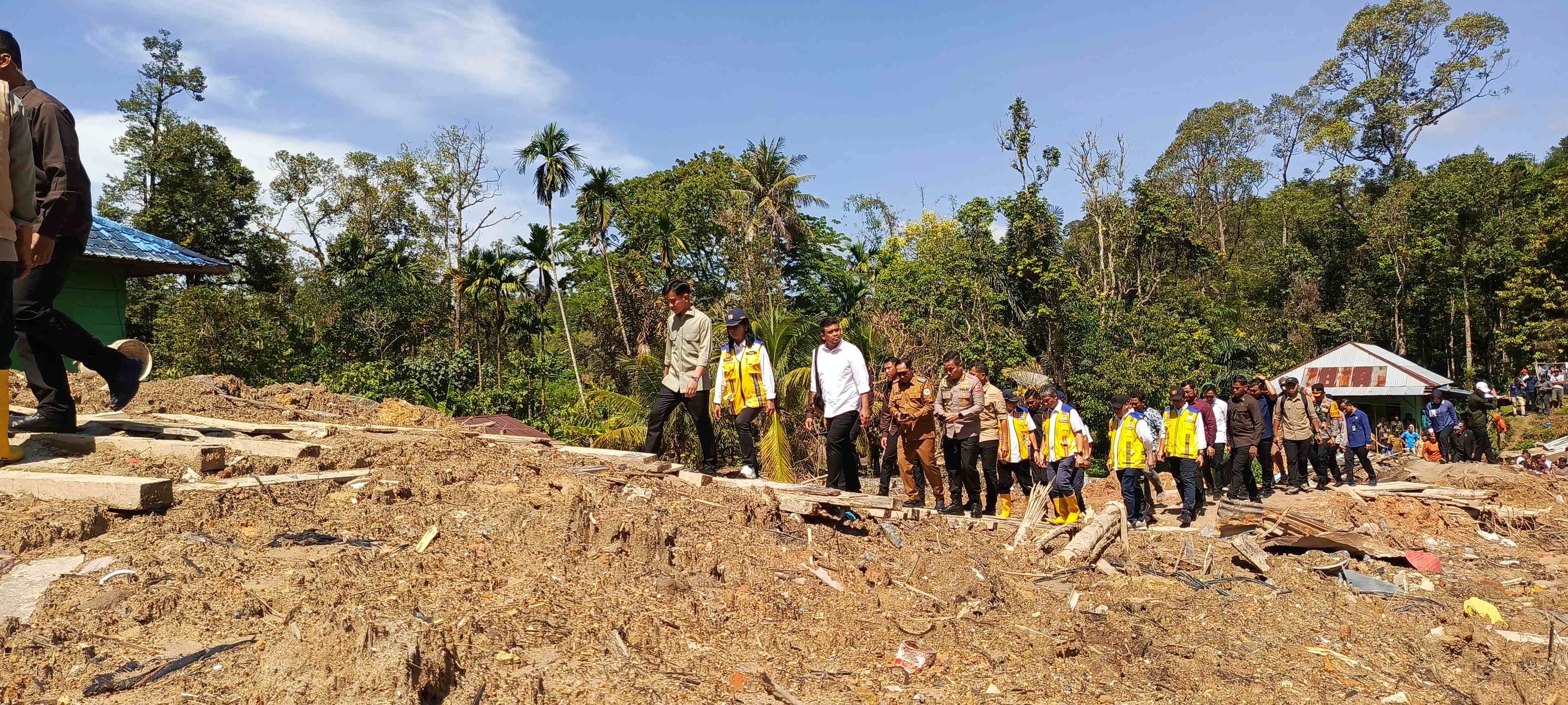 Wapres RI Gibran Rakabuming dan Gubernur Sumut Muhammad Bobby Nasution bersama Bupati Tapanuli Utara Jonius TP Hutabarat meninjau pengungsian HKBP Sibalanga, Desa Sibalanga, memastikan logistik.