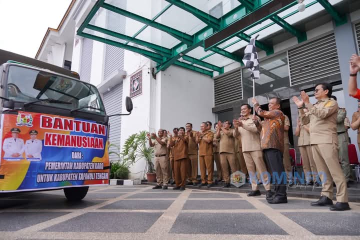 Bupati Karo Antonius Ginting melepas bantuan kemanusiaan untuk korban banjir dan longsor di Langkat, Sibolga, dan Tapanuli Tengah dari halaman Kantor Bupati Karo.