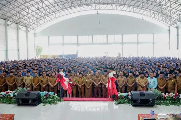 Bupati Labuhanbatu Maya Hasmita berfoto bersama para PPPK Paruh Waktu usai penyerahan Surat Keputusan di Rumah Dinas Bupati Labuhanbatu.