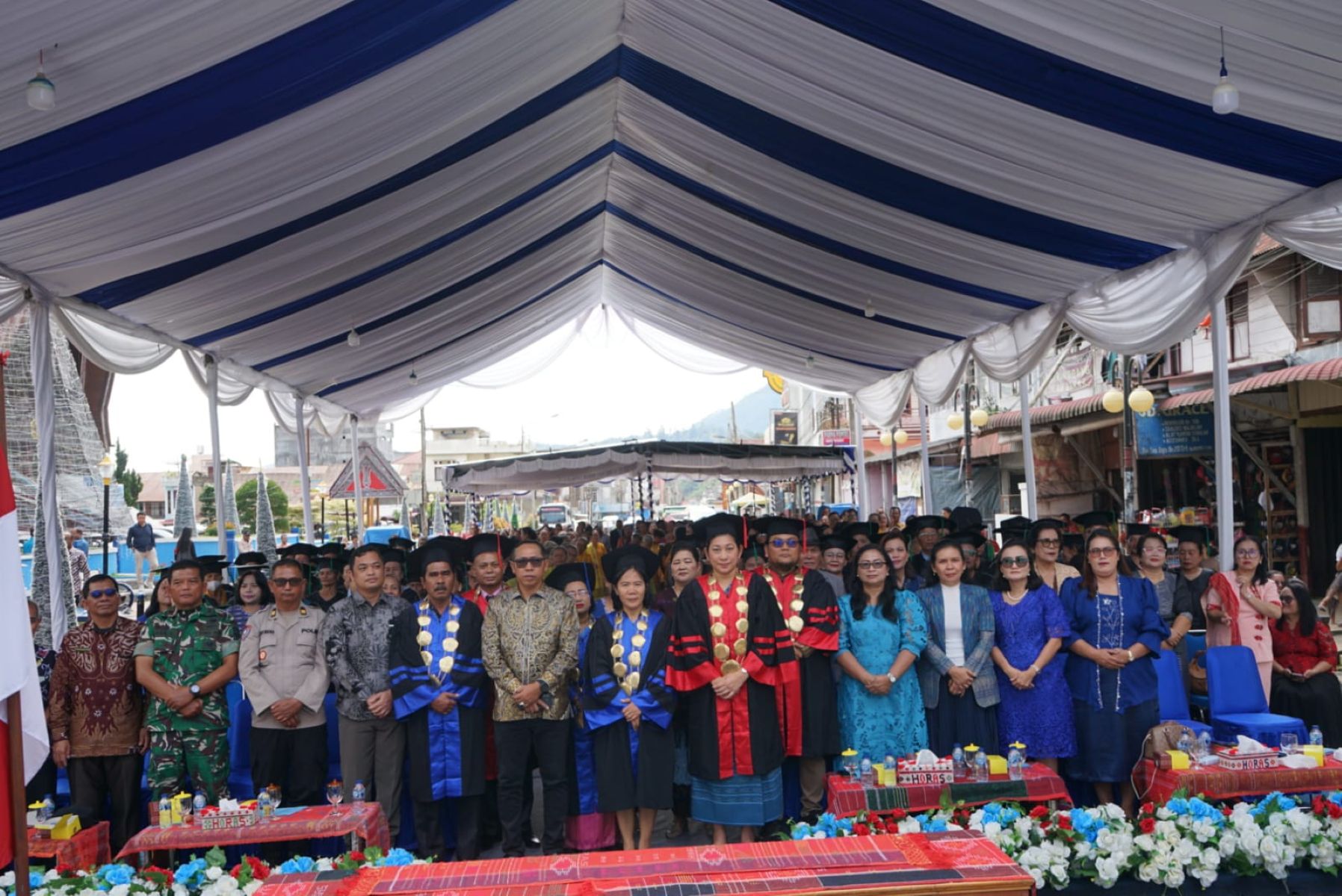 Bupati Tapanuli Utara Dr. Jonius Taripar Parsaoran Hutabarat memimpin Wisuda Lansia Sihoras dan Lanhuk Lasroha serta Perlombaan Koor Lansia tingkat Kabupaten Taput, Minggu (21/12/2025).
