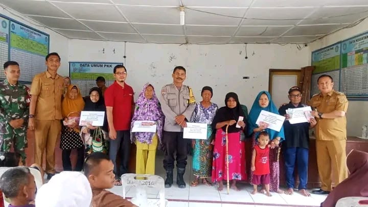 Camat Aek Kuo Rusdi Efendi Pilyang menyaksikan pembagian BLT-DD Tahap III dan IV kepada warga Desa Aek Korsik, Labuhanbatu Utara, Senin (22/12/2025).
