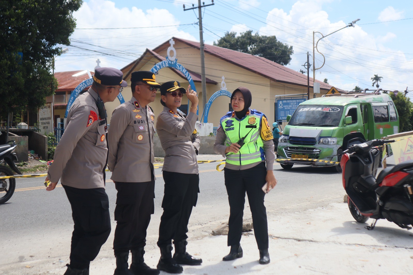 Kapolres Pematangsiantar AKBP Sah Udur Togi Marito Sitinjak mengecek kondisi outer ring road, persiapan Natal dan Tahun Baru 2025.