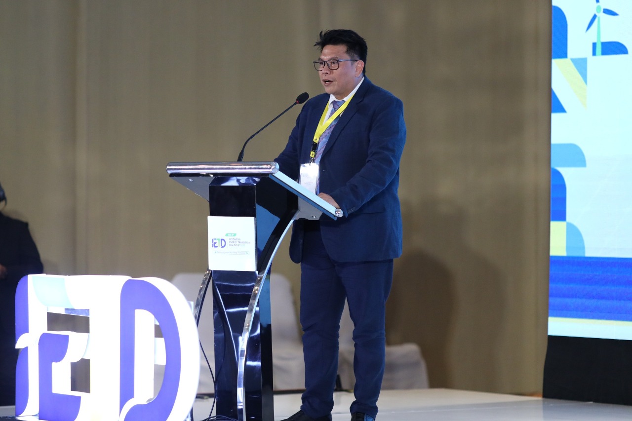Menteri Koordinator Bidang Perekonomian Airlangga Hartarto saat menjelaskan rencana pengalihan anggaran insentif kendaraan listrik untuk program mobil nasional, Jakarta, Desember 2025.