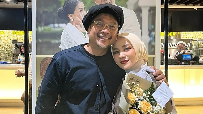 Enno Lerian bersama suaminya, Priambodo Soesetyo, saat ditemui di Studio Trans TV, Mampang, Jakarta Selatan, membagikan kisah rumah tangga harmonis mereka.