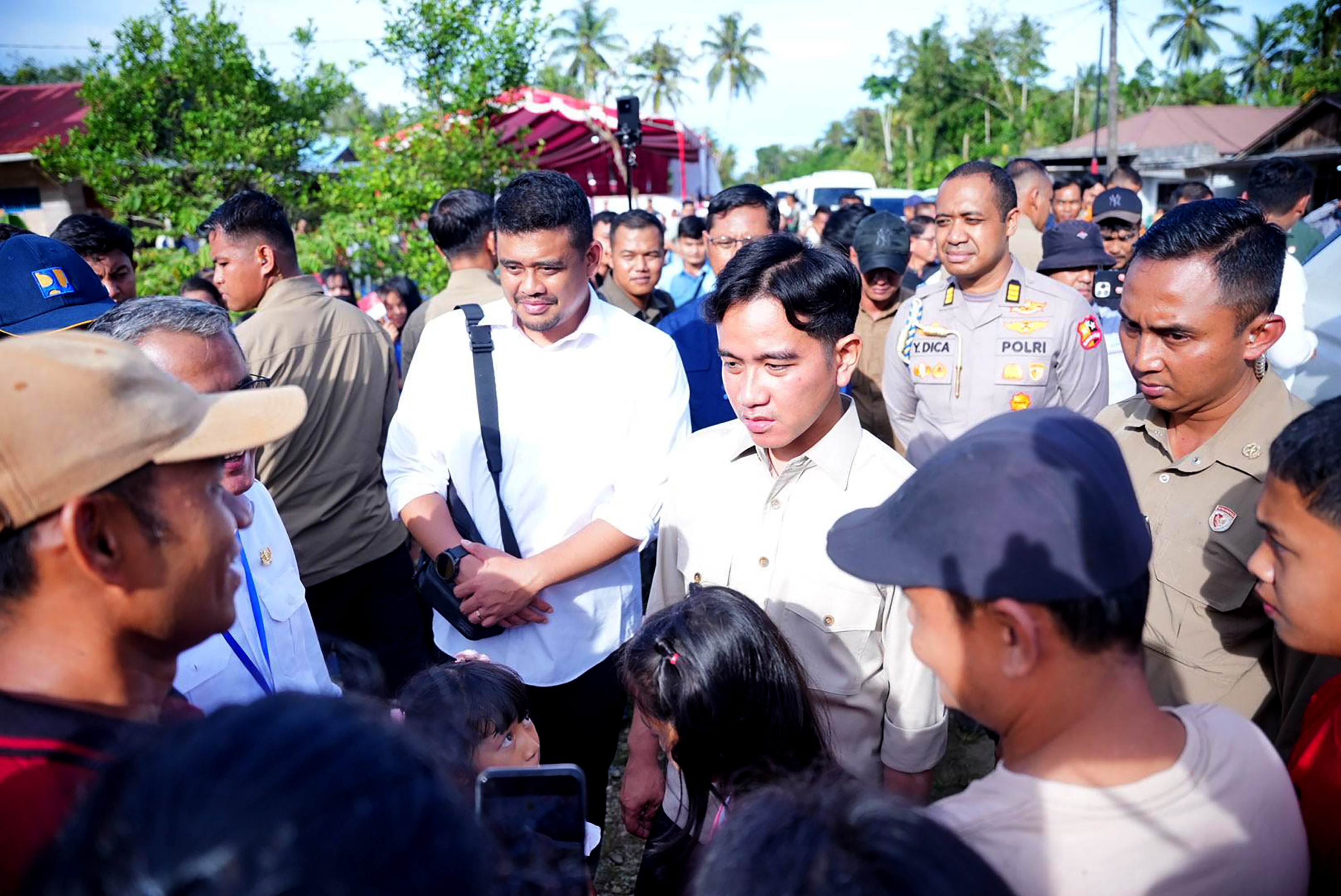 Gubernur Sumut Bobby Nasution mendampingi Wapres Gibran Rakabuming Raka meninjau pembangunan jembatan gantung Sungai Gomo, Nias Selatan, Minggu (21/12/2025).