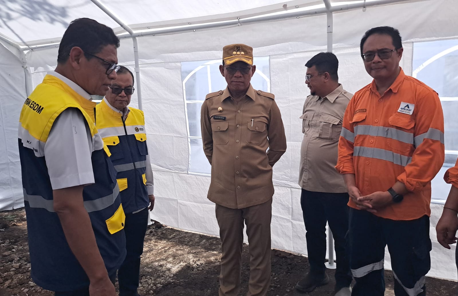 Wamen ESDM bersama Bupati Tapsel meninjau bangunan glamping sebagai Huntara di Batuhula, Batangtoru, Selasa (23/12/2025). (Samman/MetroDaily)