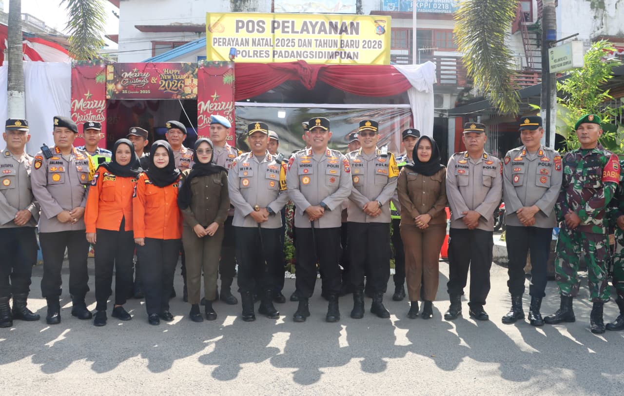 Kapolda Sumatera Utara Irjen Pol Whisnu Hermawan Februanto saat mengecek Pos Pelayanan Operasi Lilin Toba 2025 di Jalan Sudirman, Kota Padangsidimpuan.