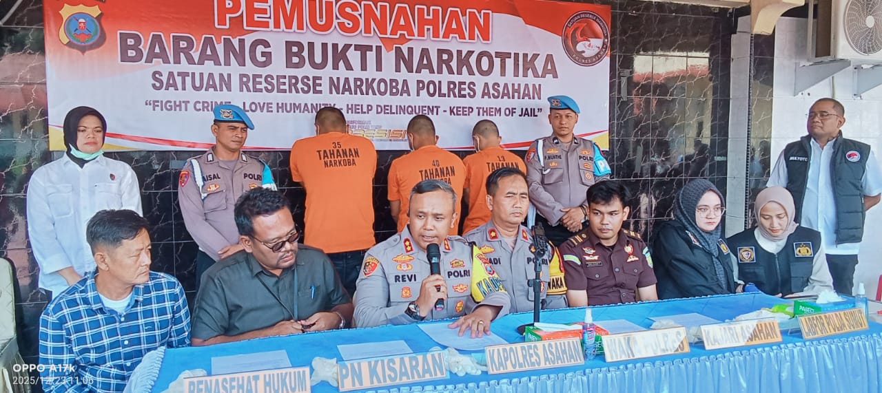 Kapolres Asahan AKBP Revi Nurvelani memimpin pemusnahan barang bukti sabu hampir 9 kilogram di Mapolres Asahan, Selasa (23/12/2025).