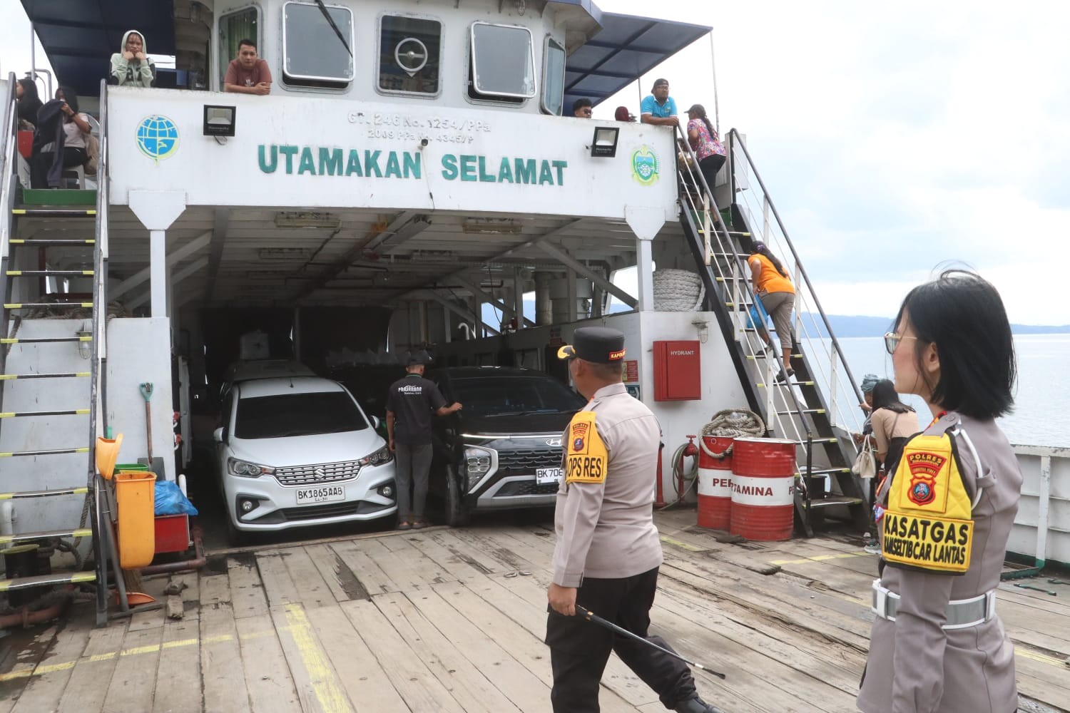 Kapolres Simalungun AKBP Marganda Aritonang memeriksa kelayakan kapal penyeberangan saat sidak di Pelabuhan Tigaras, Minggu (2112).