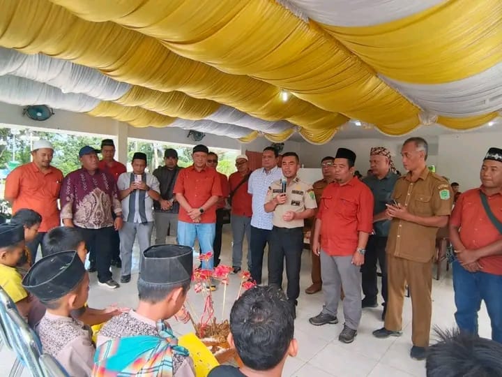 Wakil Bupati Labuhanbatu Utara, Dr. H. Samsul Tanjung, meninjau pelaksanaan khitanan massal yang digelar PT Socfindo Kebun Aek Pamienke di Kecamatan Aek Natas.