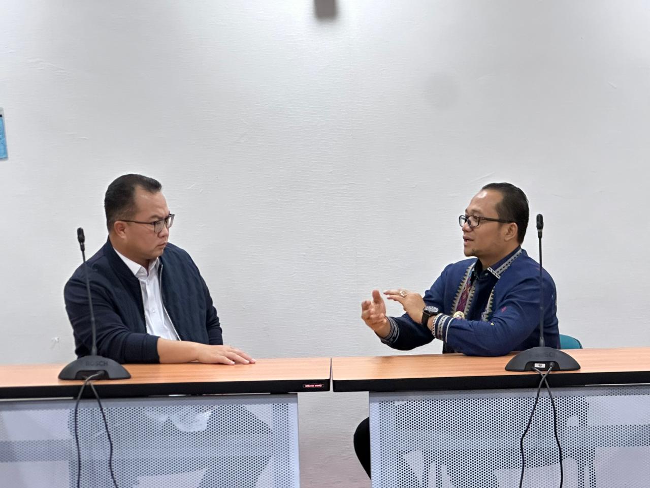 Wakil Wali Kota Tanjungbalai Muhammad Fadly Abdina (kiri) bersama Kepala BRIN Prof. Dr. Arif Satria saat pertemuan di Kantor BRIN, Jakarta.